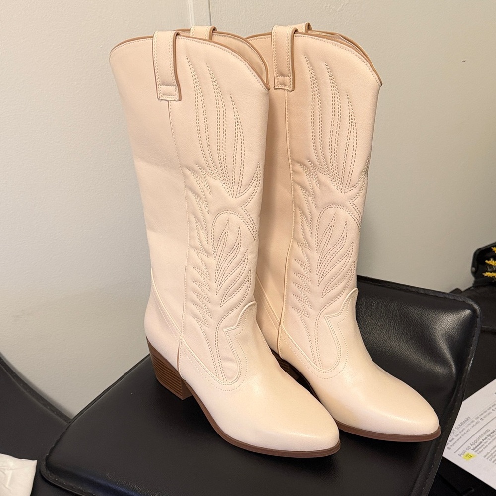 Pink Lily cream western Boots